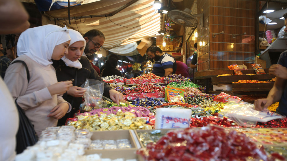 صورة أرشيفية لمواطنين يتسوقون في سوق رئيسي في العاصمة عمّان. (صلاح ملكاوي/ المملكة)