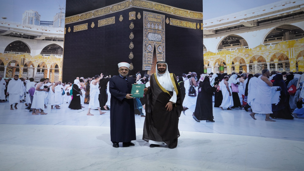 توقيع وزير الأوقاف والشؤون والمقدسات الإسلامية محمد الخلايلة اتفاقية ترتيبات موسم الحج لهذا العام مع وزير الحج والعمرة السعودي توفيق بن فوزان الربيعة. (السفارة السعودية في عمّان)