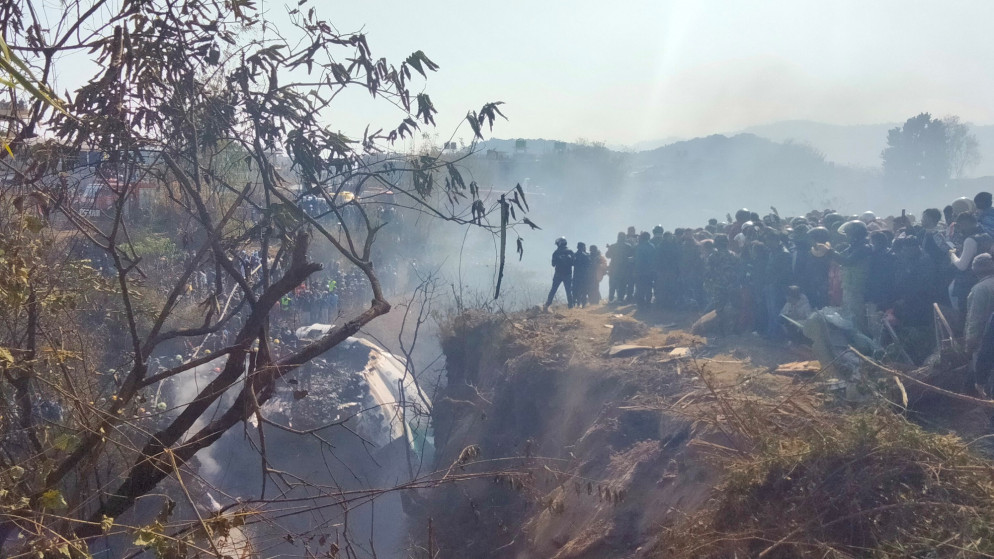 تجمع أشخاص قرب موقع تحطم طائرة تقل 72 شخصًا في بوخارا غربي نيبال. 15/01/2023. (رويترز)
