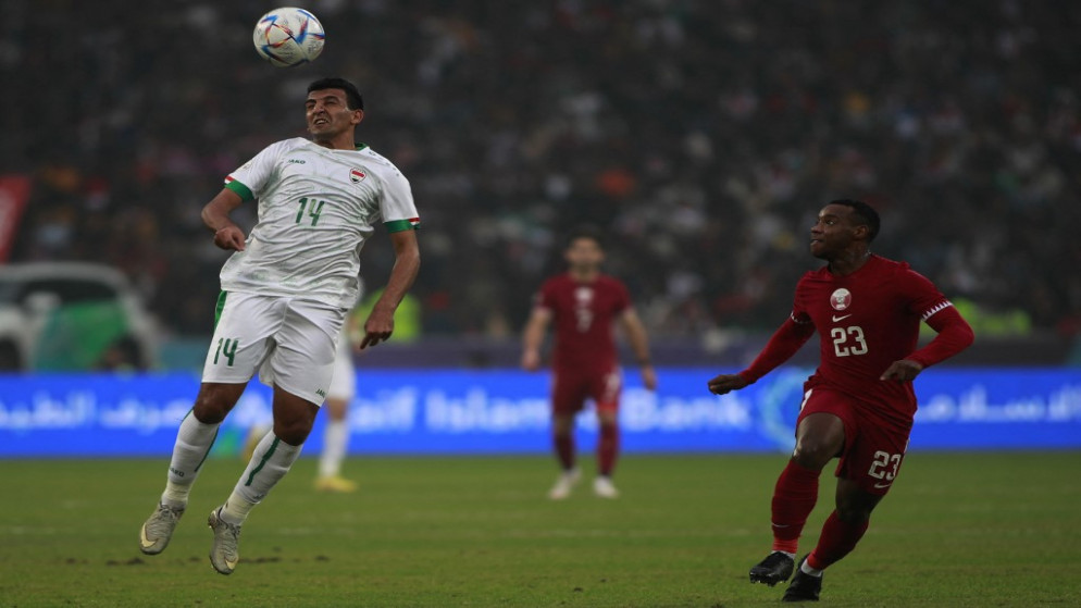 لاعب الوسط العراقي حسين جبار أمام لاعب الوسط القطري عاصم ماديبو خلال مباراة نصف نهائي كأس الخليج العربي لكرة بين العراق وقطر على ملعب البصرة الدولي. (أ ف ب)