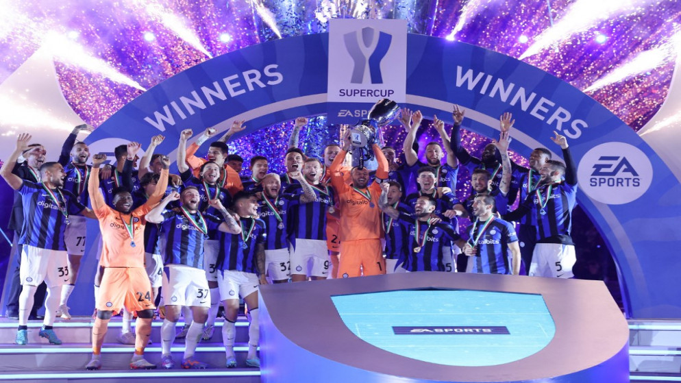 يرفع لاعبو إنتر ميلان الكأس احتفالاً بفوزهم في مباراة كأس السوبر الإيطالي لكرة القدم بين إيه سي ميلان وإنتر ميلان، على استاد الملك فهد الدولي بالرياض، 18 يناير 2023. (أ ف ب)