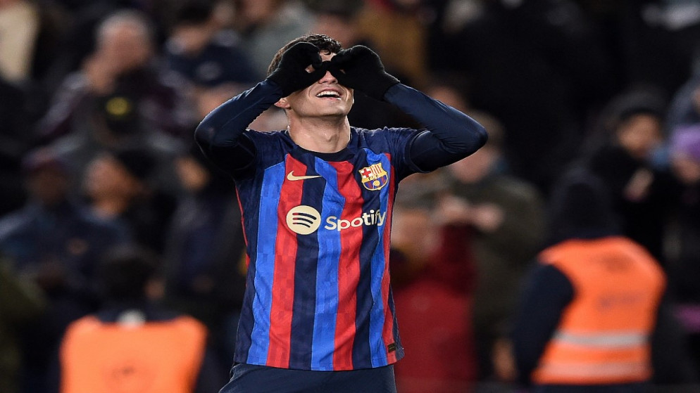 لاعب وسط برشلونة الإسباني بيدري يحتفل بتسجيله هدفاً أمام خيتافي في الدوري الإسباني. (أ ف ب)