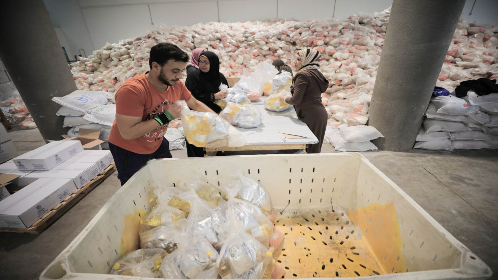 تحضير مساعدات غذائية في قطاع غزة. (أونروا)