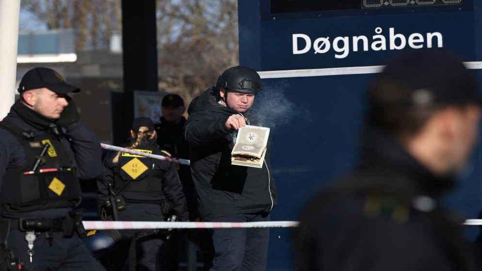 المتطرف السويدي الدنماركي راسموس بالودان يحرق نسخة من المصحف الشريف أمام مسجد في نوريبرو في كوبنهاغن، 27 كانون الثاني/يناير 2023. (رويترز)