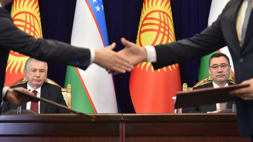 الرئيس القرغيزي صدير جاباروف (يمين) والرئيس الأوزبكي شوكت ميرزيوييف، يحضران حفل التوقيع خلال اجتماعهما في بيشكيك، 27 يناير 2023. (أ ف ب)