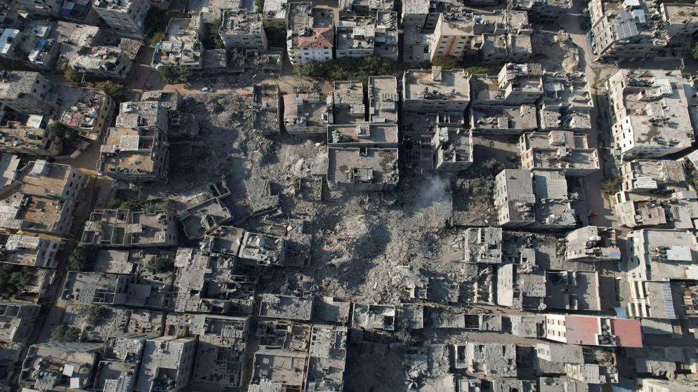 بيوت فلسطينية مدمرة بعد تعرضها لغارات إسرائيلية في منطقة البريج وسط قطاع غزة. 2 نوفمبر، 2023. (رويترز)