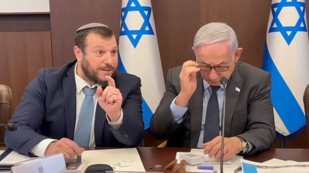 لقطة من فيديو لرئيس الوزراء الإسرائيلي بنيامين نتنياهو مع  وزير التراث عميحاي إلياهو (يسار).