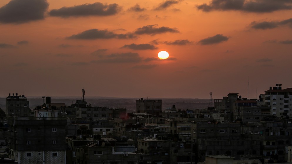 صورة أرشيفية لغروب الشمس في السماء بالقرب من الحدود المصرية، مع مدينة رفح، جنوبي قطاع غزة. (shutterstock)