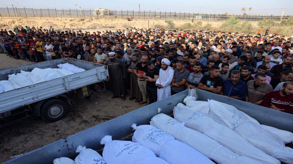 فلسطينيون يصلون الجنازة على أفراد من عائلة حجازي استشهدوا في غارات إسرائيلية على رفح جنوب قطاع غزة، 10 تشرين الثاني/نوفمبر 2023. (أ ف ب)