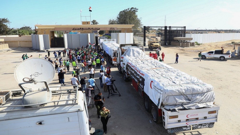 جانب من دخول شاحنات تحمل مساعدات إلى قطاع غزة عبر معبر رفح. (رويترز)