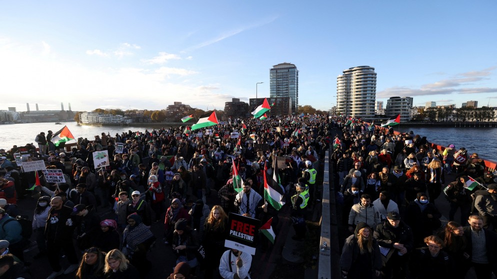 متظاهرون على جسر فوكسهول في لندن خلال احتجاج تضامني مع الفلسطينيين، 11 تشرين الثاني/نوفمبر 2023. (رويترز)