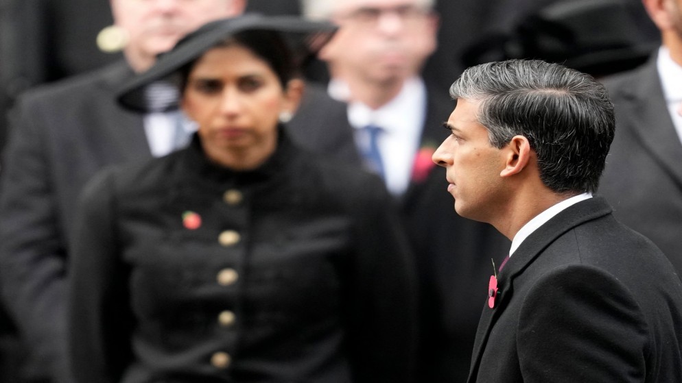 رئيس الوزراء البريطاني ريشي سوناك يسير أمام وزيرة الداخلية المُقالة سويلا بريفرمان خلال مناسبة لذكرى يوم الهدنة في الحرب العالمية الأولى. 12/11/2023. (أ ف ب)