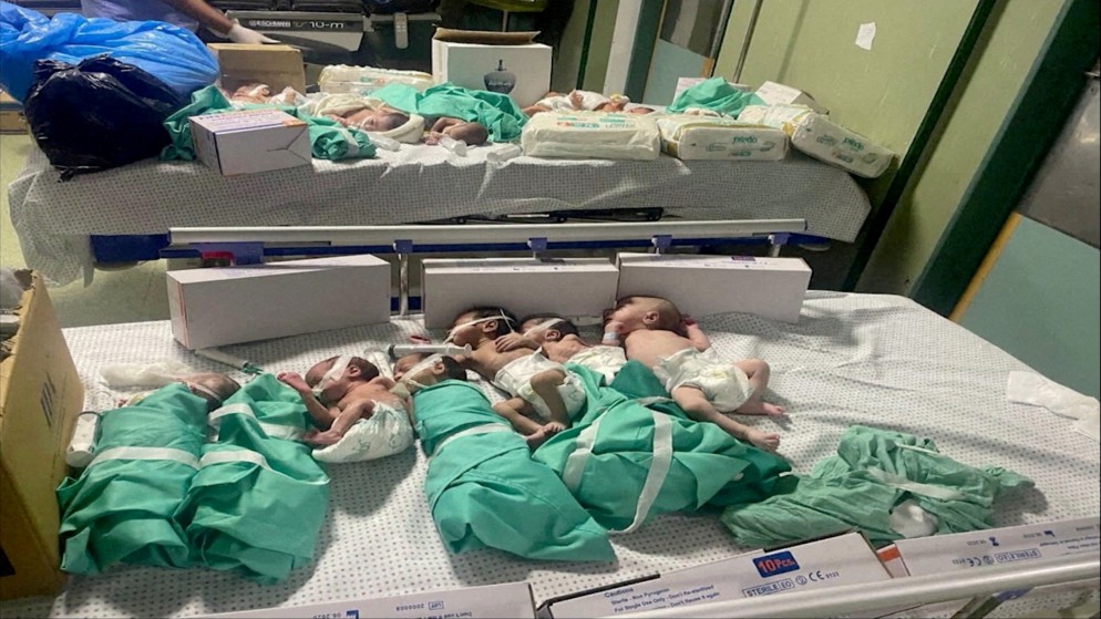 أطفال حديثي الولادة على سرير واحد في مستشفى الشفاء في غزة بعد إخراجهم اضطراريا من حاضناتهم بعد انقطاع التيار الكهربائي. 12/11/2023. (رويترز)
