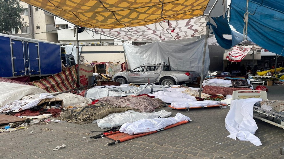 جثث في ساحة مجمع الشفاء الطبي في غزة. (رويترز)
