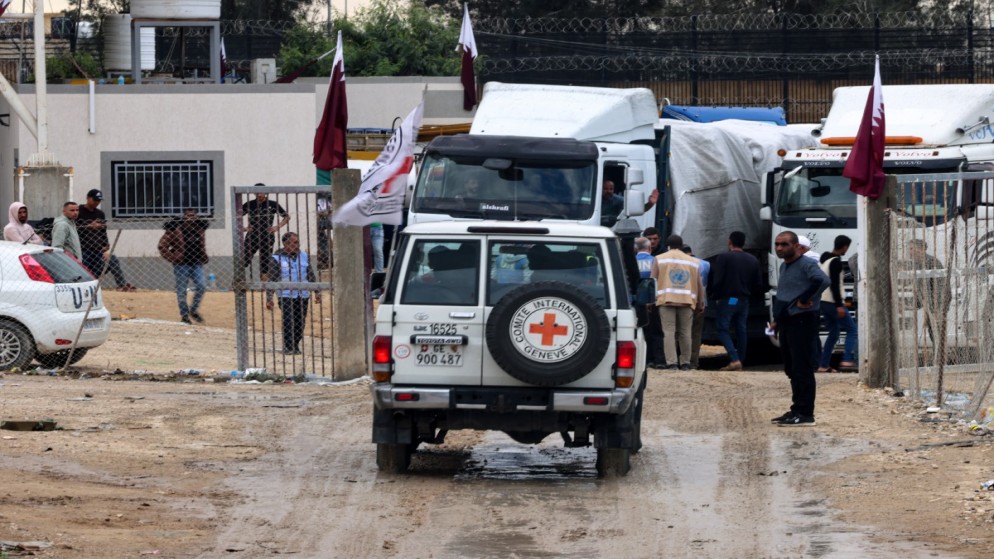 مركبات تابعة للصليب الأحمر الدولي تحمل مساعدات تستعد للعبور إلى رفح في جنوب قطاع غزة، 15 تشرين الثاني/نوفمبر 2023. (أ ف ب)