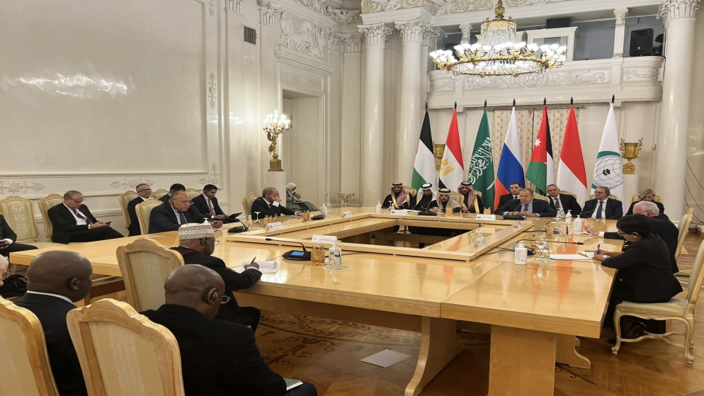 جانب من اجتماع اللجنة الوزارية المكلفة من القمة العربية الإسلامية المشتركة غير العادية مع نظيرهم الروسي سيرغي لافروف.