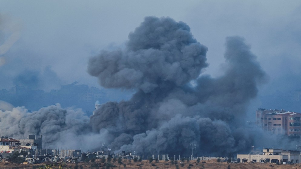 دخان يتصاعد بعد غارات جوية إسرائيلية على غزة، 21 نوفمبر 2023. (رويترز)