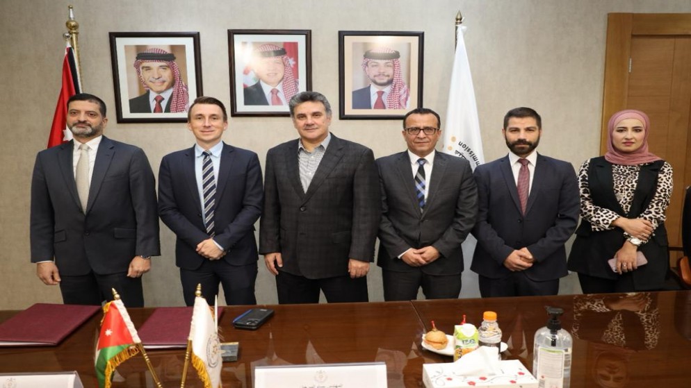 جانب من توقيع رخصة اتصالات فئوية عامة مع شركة ستارلينك في الأردن. (هيئة الاتصالات)