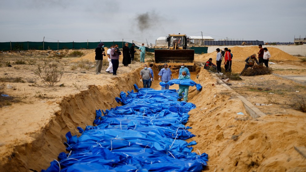 دفن شهداء ارتقوا في غارات إسرائيلية في خان يونس بجنوب قطاع غزة، 22 تشرين الثاني 2023. (رويترز)