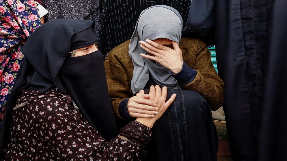 أقارب شهداء يبكون في مستشفى ناصر في خان يونس بجنوب قطاع غزة، 19 تشرين الثاني 2023. (رويترز)