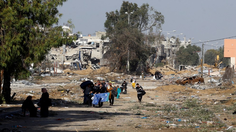 فلسطينيون يحملون أمتعتهم أثناء فرارهم من مدينة غزة، خلال هدنة مؤقتة بين إسرائيل وحماس، بالقرب من مدينة غزة، 24 نوفمبر 2023. )رويترز)