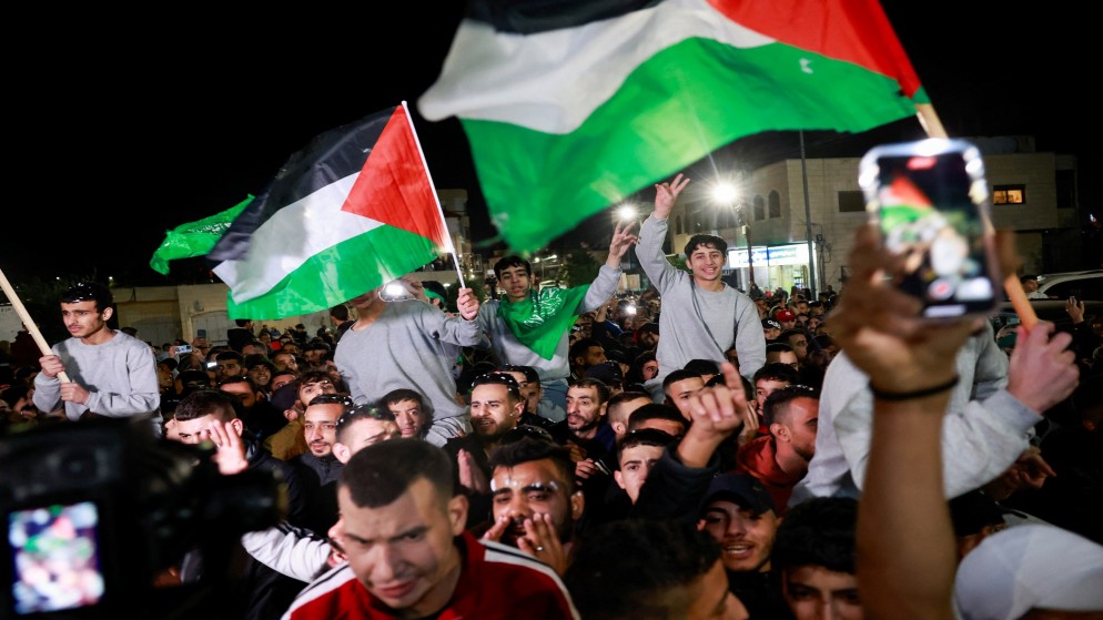 أسرى فلسطينيون محررون يلوحون بالأعلام بعد الإفراج عنهم، 24 تشرين الثاني/نوفمبر 2023. (رويترز)