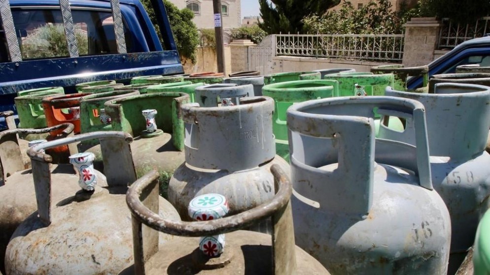 أسطوانات الغاز المنزلي في مركبة في عمّان. (صلاح ملكاوي/ المملكة)