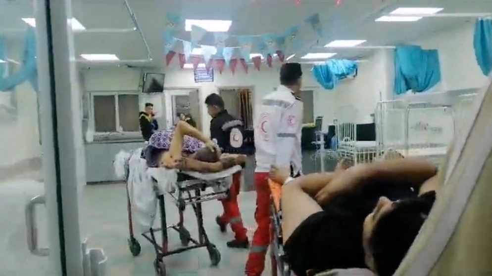 استقبال مستشفى غزة الأوروبي لجرحى بعد إجلائهم من مستشفى الشفاء في شمال قطاع غزة. (رويترز)