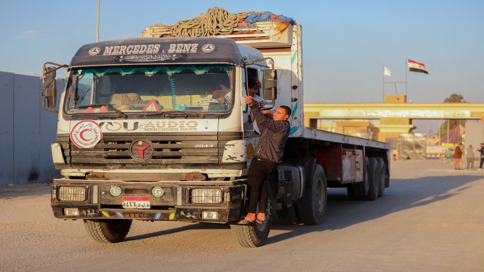 شاحنة تحمل شعار الهلال الأحمر المصري تعبر إلى مصر من غزة، عند معبر رفح الحدودي بين مصر وقطاع غزة. 30 نوفمبر، 2023. (رويترز )