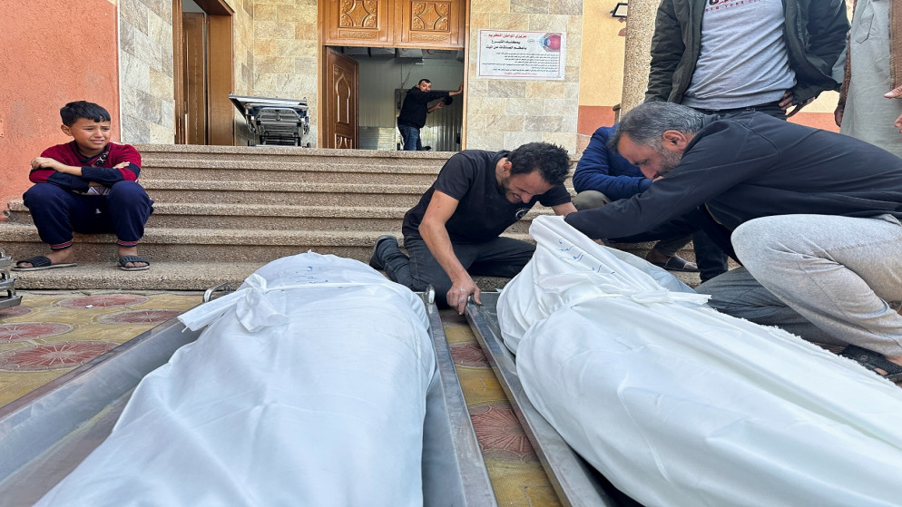 جثث فلسطينيين استشهدوا في غارات إسرائيلية، مستشفى ناصر في خان يونس بجنوب قطاع غزة، 2 ديسمبر 2023. (رويترز)