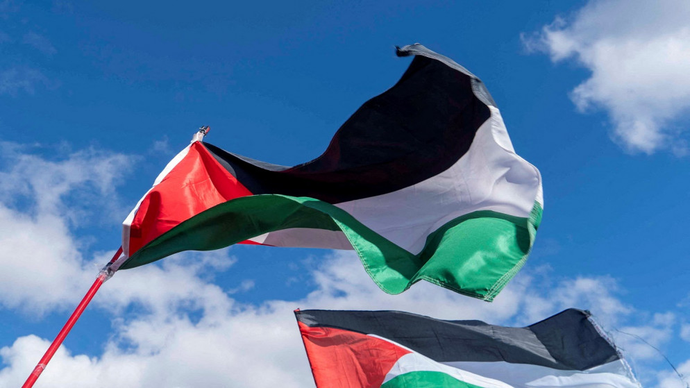 أعلام فلسطينية ترفرف فوق مسيرة نظمها مسلمون أميركيون في واشنطن للمطالبة بوقف الحرب على غزة. 21 تشرين الأول 2023. (رويترز)