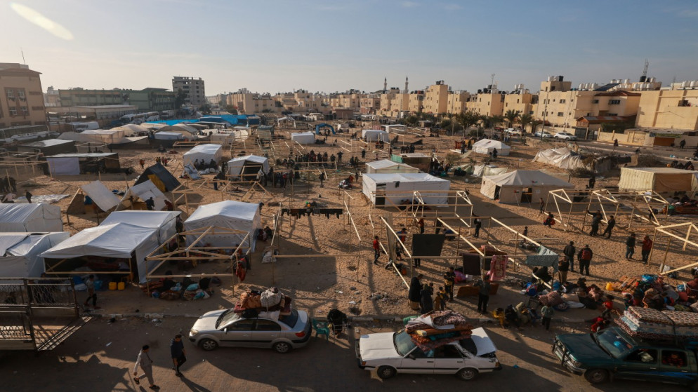فلسطينيون فارون من وسط وجنوب قطاع غزة ينصبون خيامًا في مخيم تل السلطان الجديد غرب رفح. 3 ديسمبر 2023. (أ ف ب)