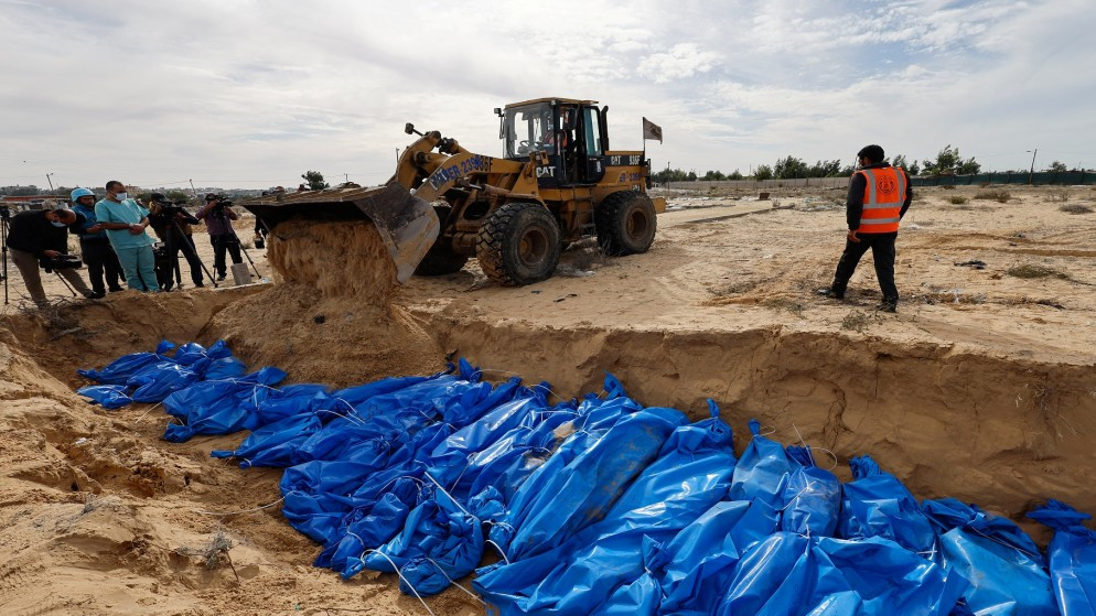مقبرة جماعية لفلسطينيين استشهدوا بقصف إسرائيلي على خان يونس جنوب قطاع غزة، 22 تشرين الثاني 2023. (رويترز)
