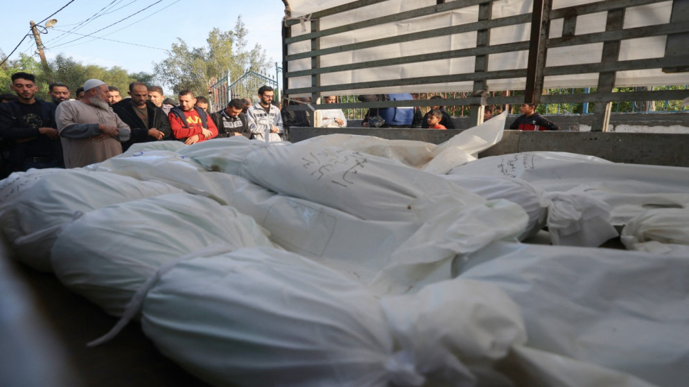 فلسطينيون يصلون على شهداء جراء العدوان الإسرائيلي جنوب قطاع غزة. 4 ديسمبر 2023. (أ ف ب)