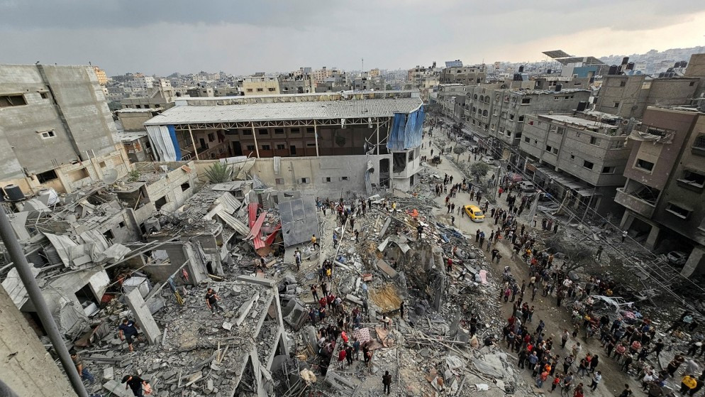فلسطينيون يتفقدون موقع الغارات الإسرائيلية على المنازل في مخيم جباليا للاجئين شمال غزة، 14 نوفمبر 2023. (رويترز)