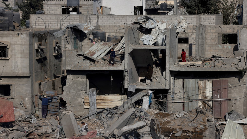 فلسطينيون يتفقدون الأضرار في منطقة سكنية في رفح بجنوب قطاع غزة من جراء العدوان الإسرائيلي على قطاع غزة. 4 ديسمبر 2023. (أ ف ب)