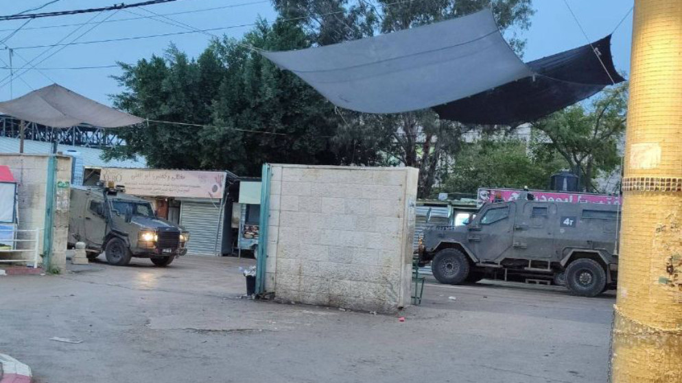 جانب من محاصرة مستشفى جنين من قبل آليات الاحتلال الإسرائيلي. (وفا)