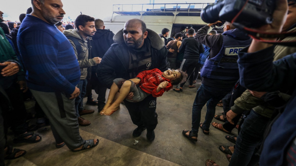 نقل طفل فلسطيني أصيب في أثناء قصف الاحتلال الإسرائيلي إلى مستشفى ناصر في خان يونس بجنوب قطاع غزة، 5 كانون الأول 2023. (أ ف ب)