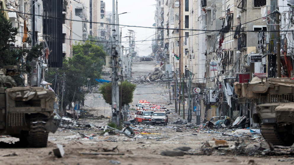 سيارات إسعاف فلسطينية تنتظر في طريق مؤدٍ إلى مستشفى الشفاء في مدينة غزة وسط العملية البرية لجيش الاحتلال الإسرائيلي في قطاع غزة. (رويترز)