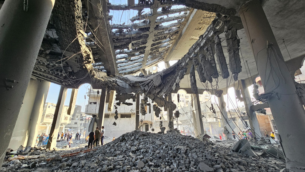 فلسطينيون يتفقدون أنقاض مسجد دمرته ضربات الاحتلال الإسرائيلي شمالي قطاع غزة. (رويترز)