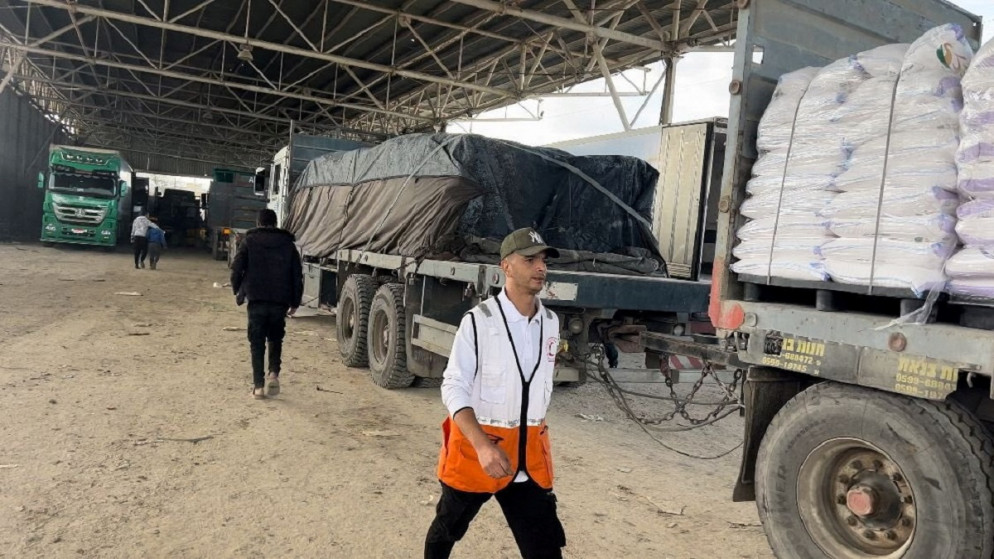 شاحنات محملة بالمساعدات الإنسانية دخلت غزة عبر معبر رفح الحدودي بين مصر وقطاع غزة، 2 كانون الأول 2023. (رويترز)