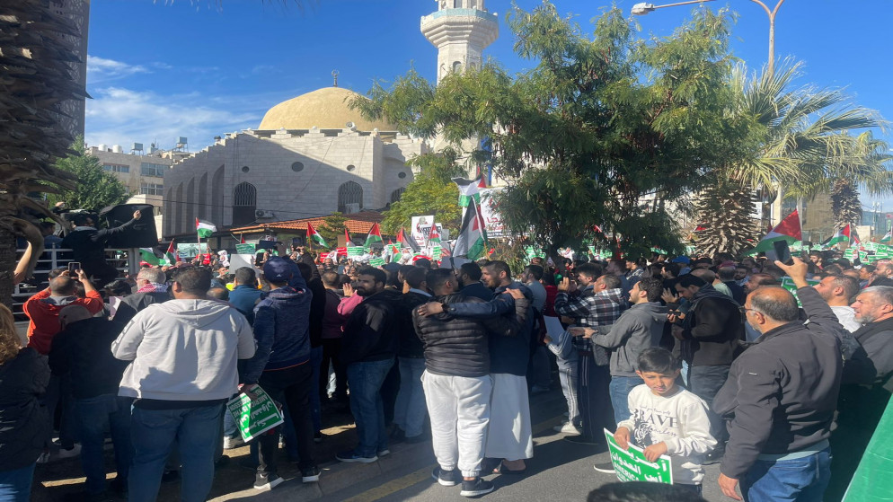 مسيرة انطلقت من أمام مسجد عباد الرحمن في منطقة الدوار السادس باتجاه عبدون قرب السفارة الأميركية منددين بالدعم للاحتلال الإسرائيلي