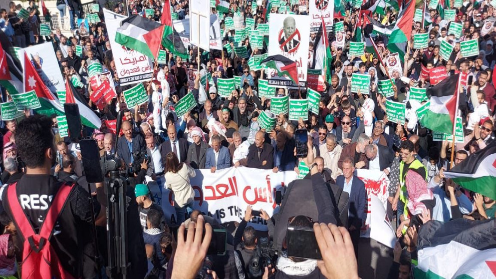مسيرة انطلقت من أمام مسجد عباد الرحمن في منطقة الدوار السادس باتجاه عبدون قرب السفارة الأميركية منددين بالدعم للاحتلال الإسرائيلي