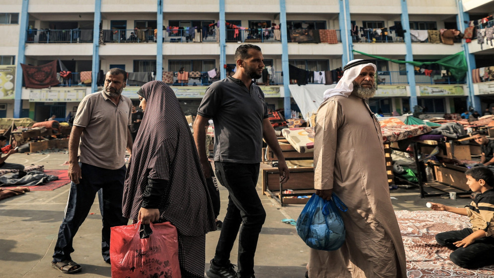 نازحون فلسطينيون في مدرسة تابعة لـ "أونروا" في خان يونس جنوب قطاع غزة. 25 أكتوبر 2023. ( أ ف ب)