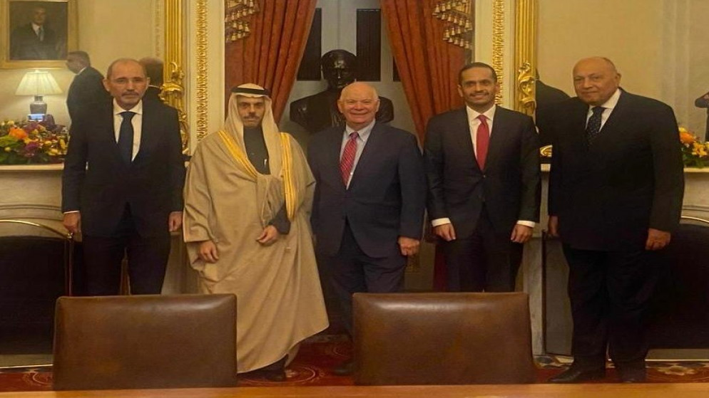 أعضاء اللجنة الوزارية المكلفة من القمة العربية الإسلامية المشتركة غير العادية يتوسطهم رئيس لجنة العلاقات الخارجية في مجلس الشيوخ الأميركي. (وزارة الخارجية)