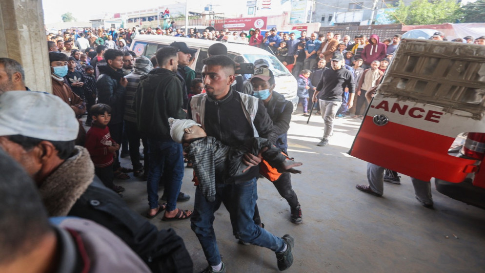 نقل طفل فلسطيني مصاب إلى المستشفى بعد القصف الإسرائيلي على خان يونس. جنوب قطاع غزة. 8 ديسمبر 2023. (أ ف ب)