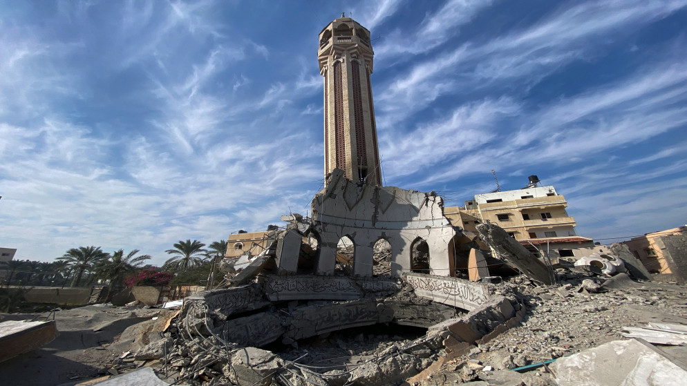 مسجد تعرض لدمار وسط قطاع غزة بسبب القصف الإسرائيلي، 8 كانون الأول/ديسمبر 2023. (رويترز)