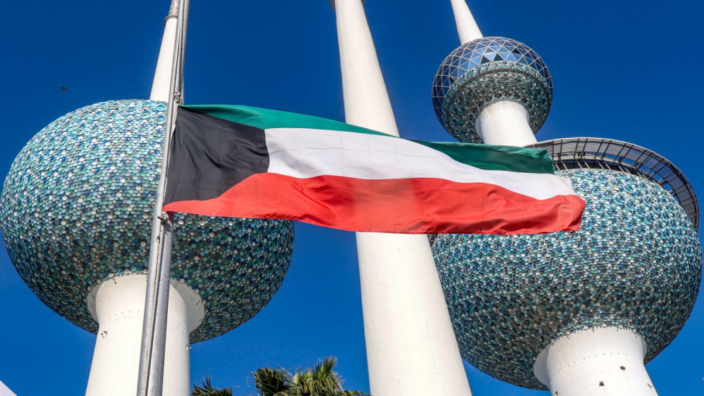العلم الكويتي منكسا عند أبراج الكويت بعد وفاة أمير البلاد نواف الأحمد الصباح. (أ ف ب)