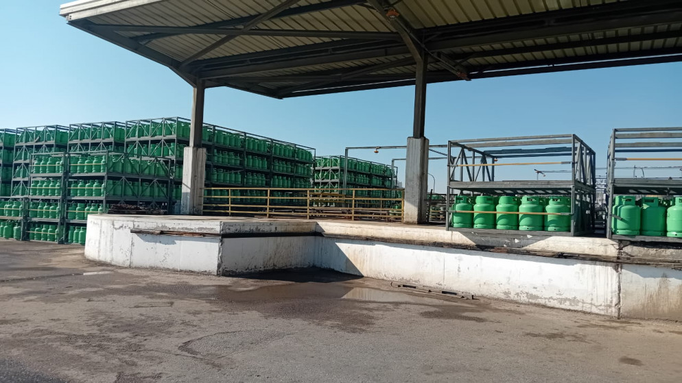 وحدة جديدة لغسيل وتنظيف وتعقيم أسطوانات الغاز في محطة تعبئة الغاز في الزرقاء. (مصفاة البترول الأردنية)