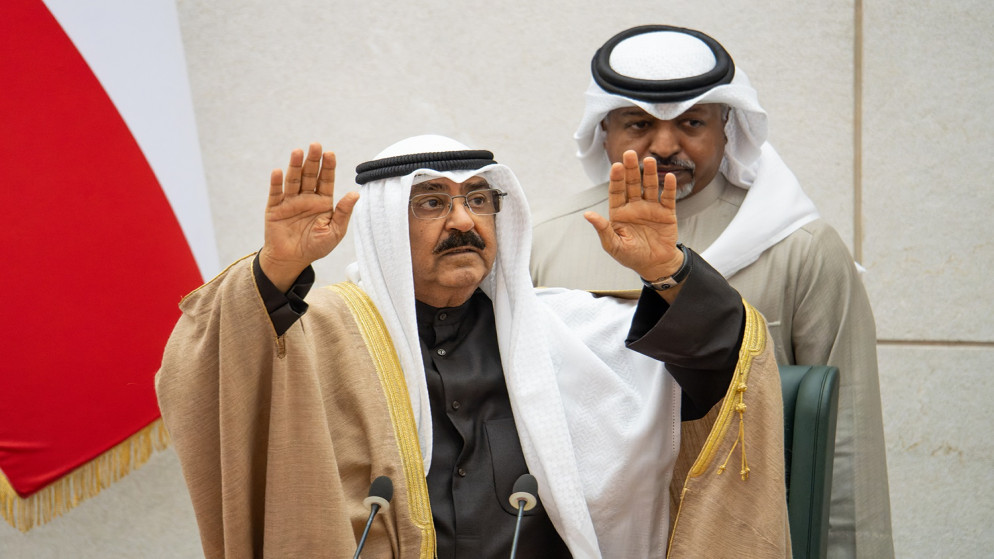 أمير الكويت الشيخ مشعل الأحمد الصباح لدى وصوله إلى مجلس الأمة لحضور الجلسة الخاصة لتأدية اليمين الدستورية. (كونا)